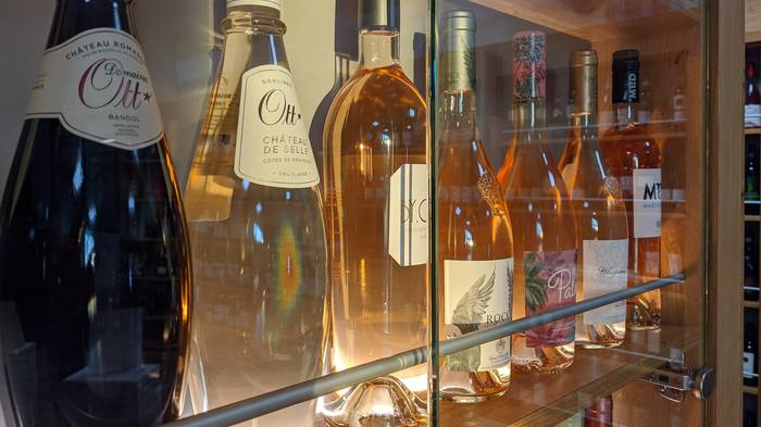 Im Weinoutlet Rhede gibt es eine große Auswahl verschiedener Weine.